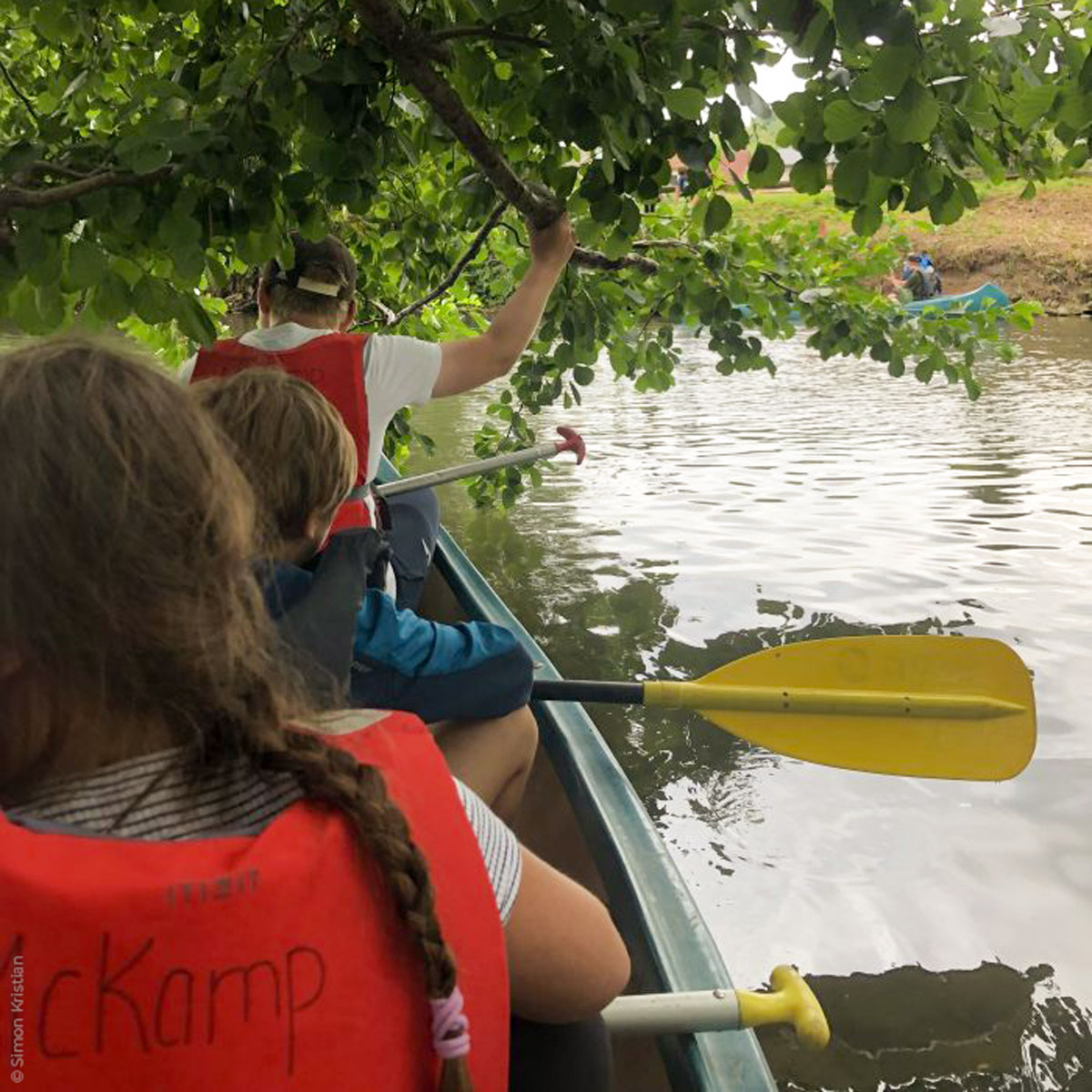 Kinder beim Kanu fahren