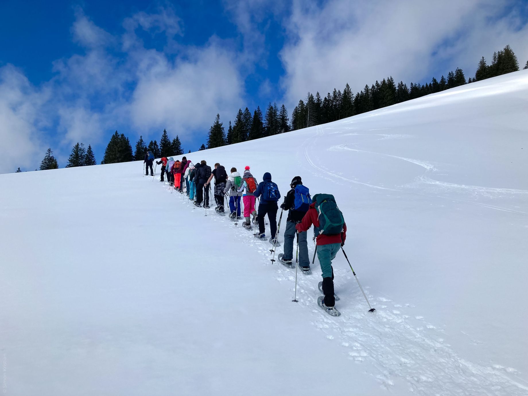 Kinder beim Schneewandern