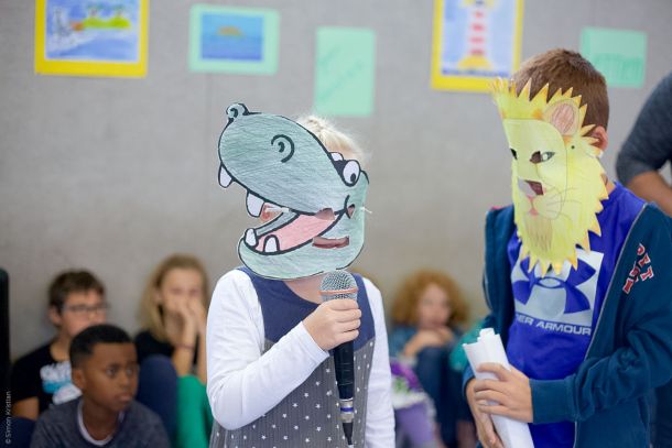 Grundsch&uuml;ler mit Papiermasken