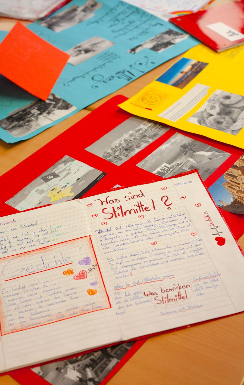 Schulheft und Plakate