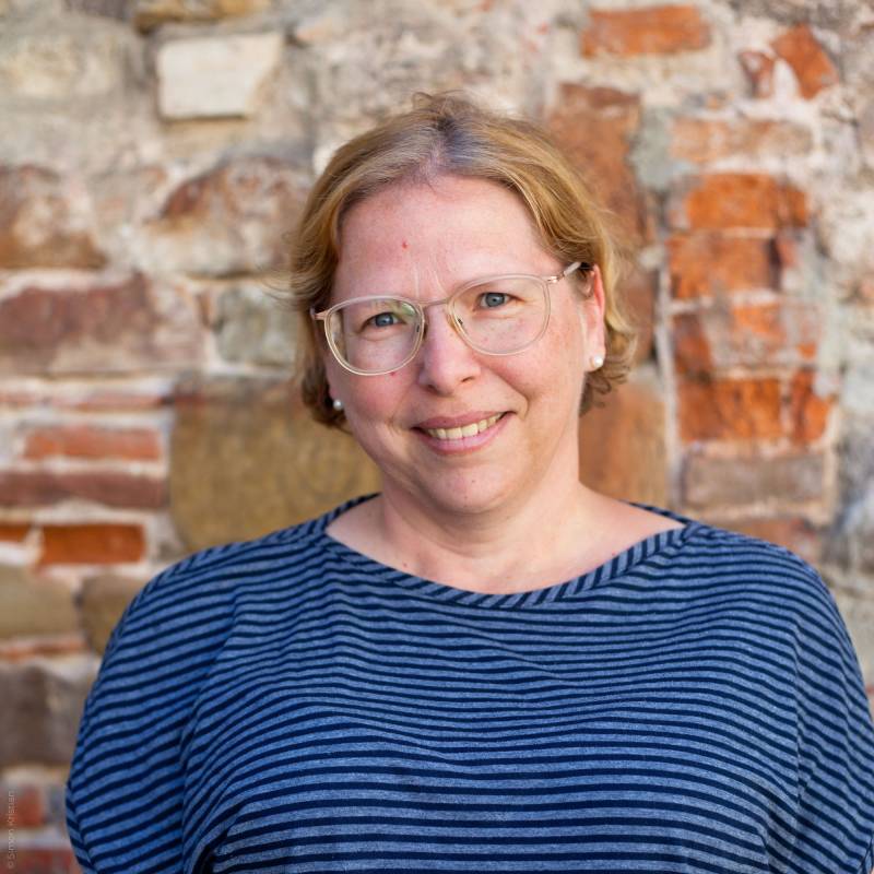 Frau Julia Heinrich