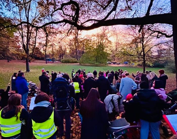 kinder draußen beim Laternenumzug