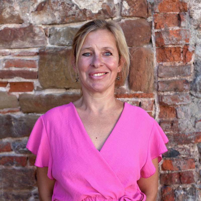 Frau Julia Burkard